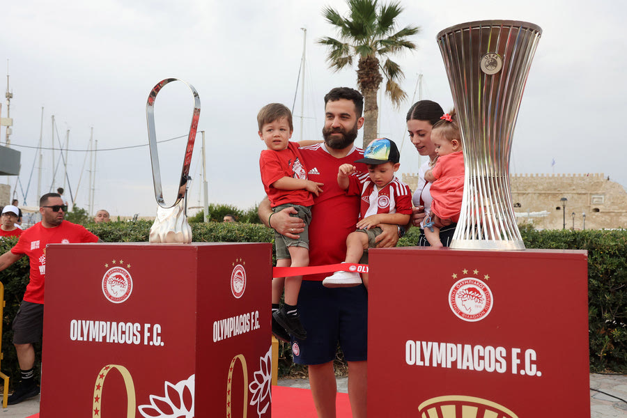 Κοσμοσυρροή για τα Ευρωπαϊκά τρόπαια του Ολυμπιακού και στο Ηράκλειο