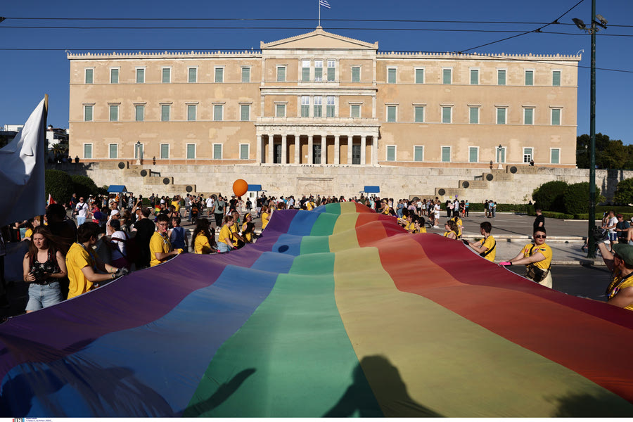 Athens Pride 2024: Γεμίζει χρώματα η Αθήνα στην παρέλαση υπερηφάνειας