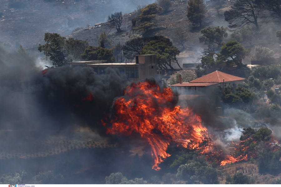 Μεγάλη φωτιά στην Πλάκα Κερατέας – Καίγονται σπίτια