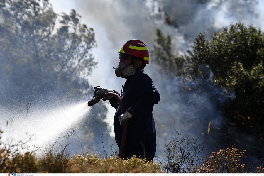 Μάχη με τις φλόγες στη Σταμάτα, διάσπαρτες εστίες σε Κερατέα, Αγγελόκαστρο, Ροδόπολη – «112» για καπνούς στον Διόνυσο