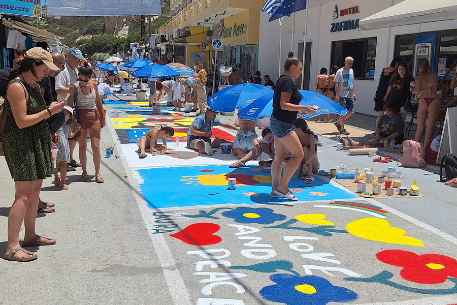 Οι δρόμοι στα Μάταλα μετατράπηκαν σε έναν τεράστιο καμβά