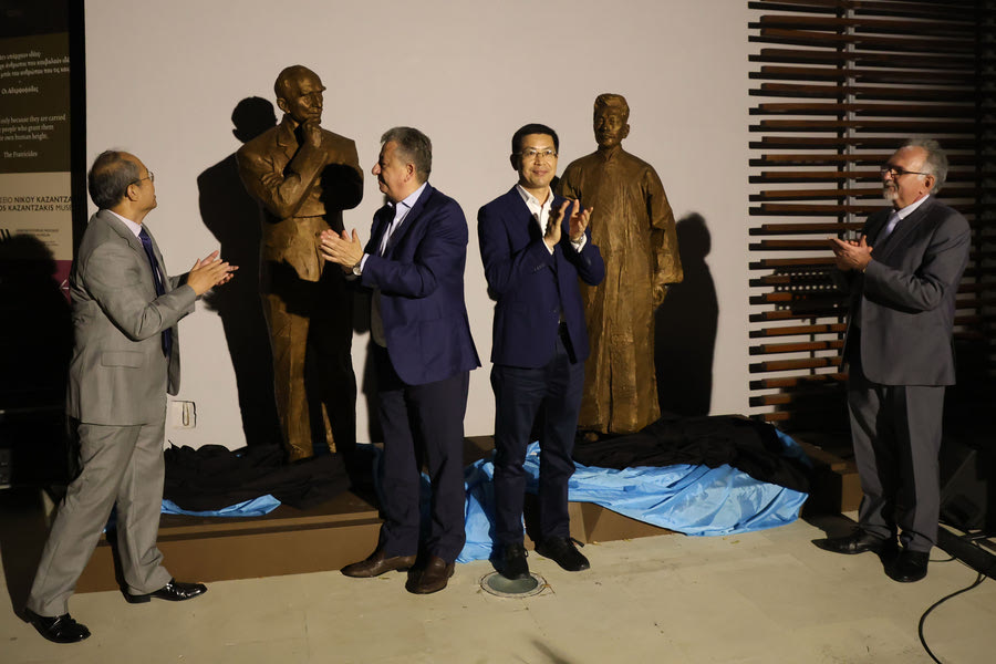 Γεμάτη “λάμψη” η εκδήλωση στη Μυρτιά για τα αποκαλυπτήρια της γλυπτικής σύνθεσης στην πλατεία του Μουσείου Νίκου Καζαντζάκη