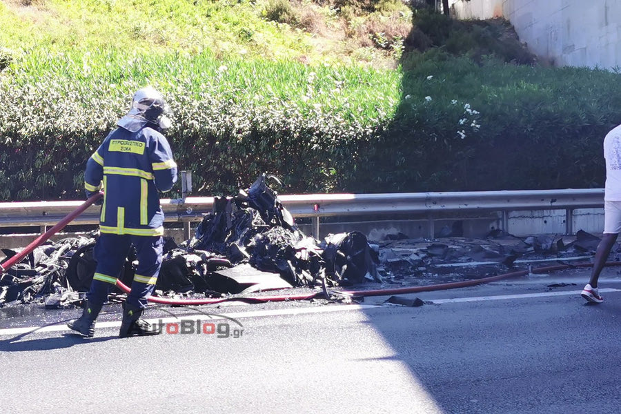 Πυρκαγιά σε υπερπολυτελές αυτοκίνητο στην Αττική Οδό