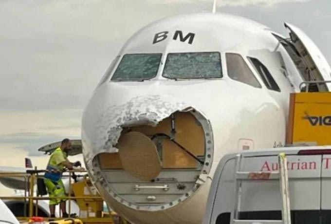 Τρόμος σε πτήση: Σοβαρές ζημιές από χαλάζι σε αεροσκάφος