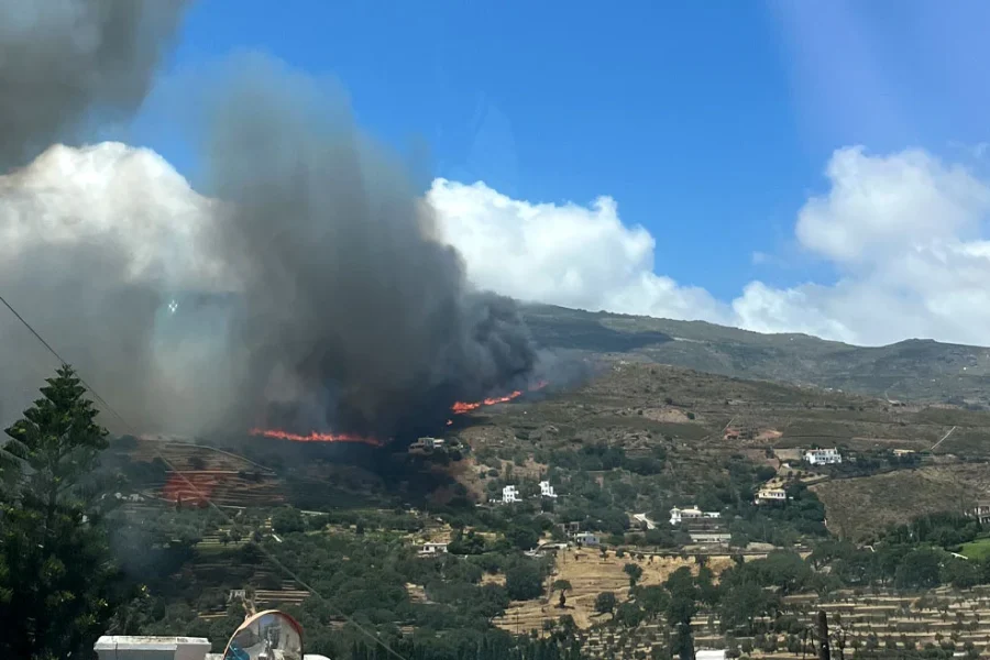 Φωτιά στις Στραμπουργιές Άνδρου: Μήνυμα από το 112 για εκκένωση τεσσάρων περιοχών – Δείτε βίντεο