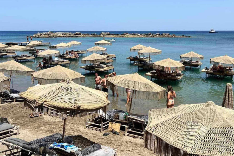 Ρόδος: “Λουκέτο” στο beach bar με τις παράνομες ξαπλώστρες μέσα στη θάλασσα