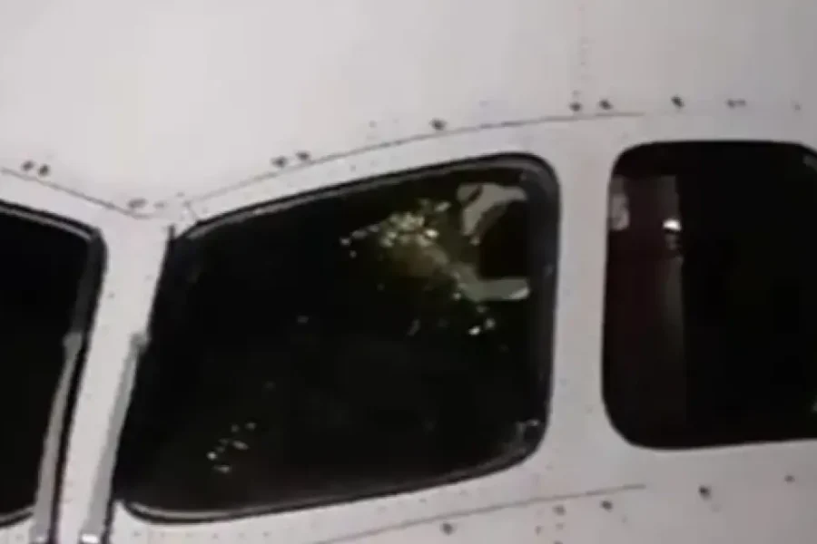 Το παρμπρίζ σε αεροσκάφος της Boeing ράγισε ξαφνικά στα 40.000 πόδια – Δείτε φωτογραφία