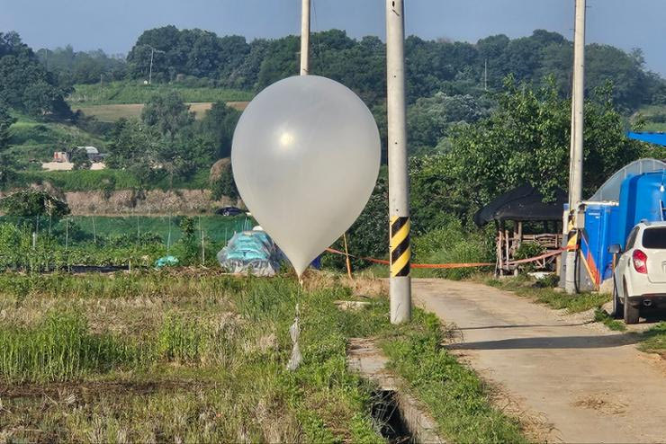 H Βόρεια Κορέα έστειλε μπαλόνια γεμάτα με… σκουπίδια στη Νότια Κορέα