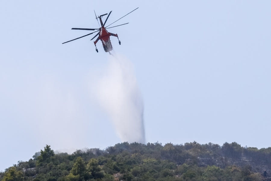 Φωτιά στο Νταού Πεντέλης – Απογειώθηκαν δύο ελικόπτερα