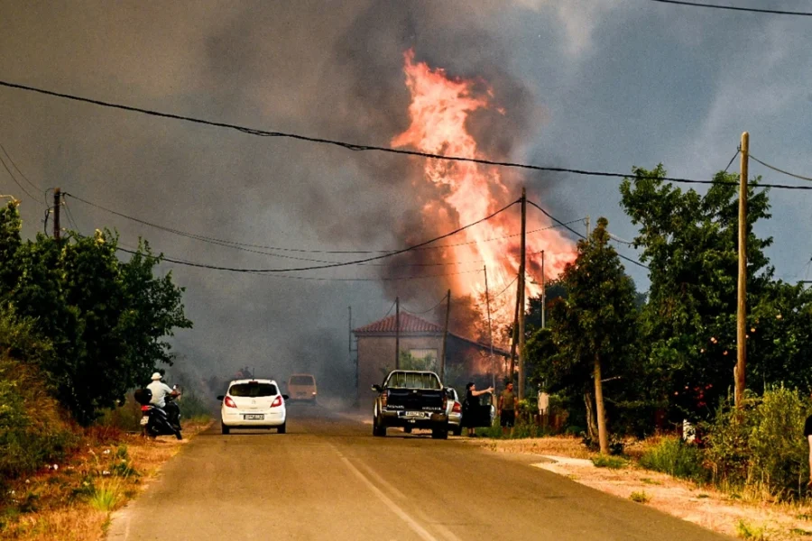 Ηλεία: Σε δύο περιοχές η μεγάλη μάχη με τη φωτιά – 112 και μέσα στη νύχτα, πετάνε επτά εναέρια