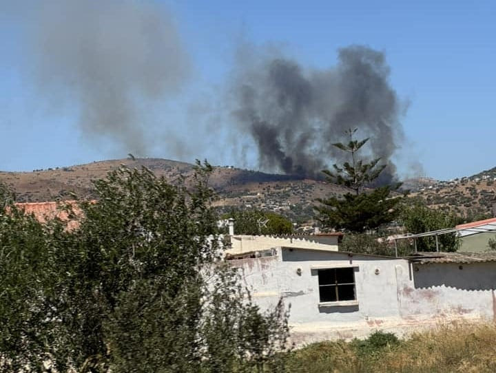 Μεγάλη φωτιά στην Κερατέα – Κάηκαν σπίτια, εκκενώθηκαν 5 οικισμοί