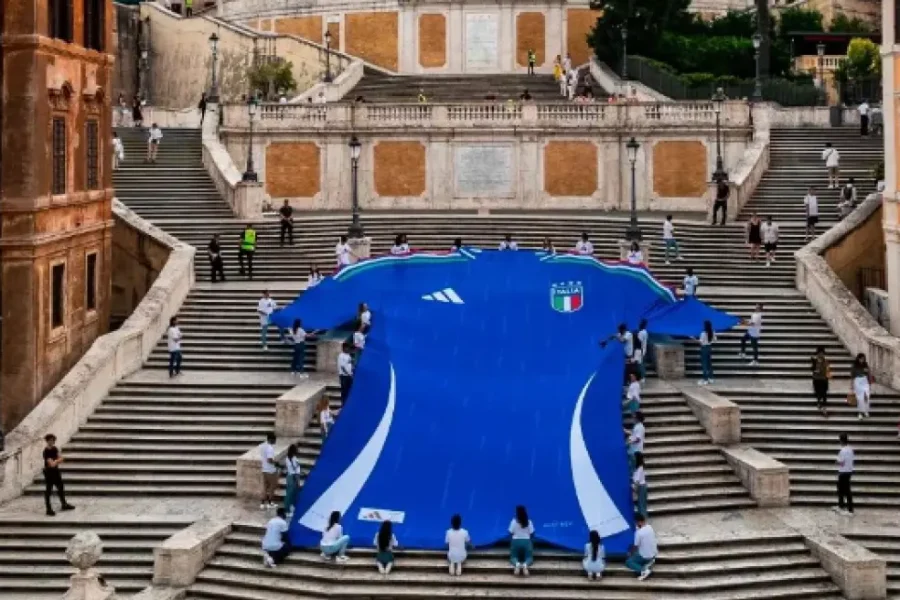 Euro 2024: Τεράστια φανέλα της Ιταλίας κάλυψε την Piazza di Spagna στη Ρώμη