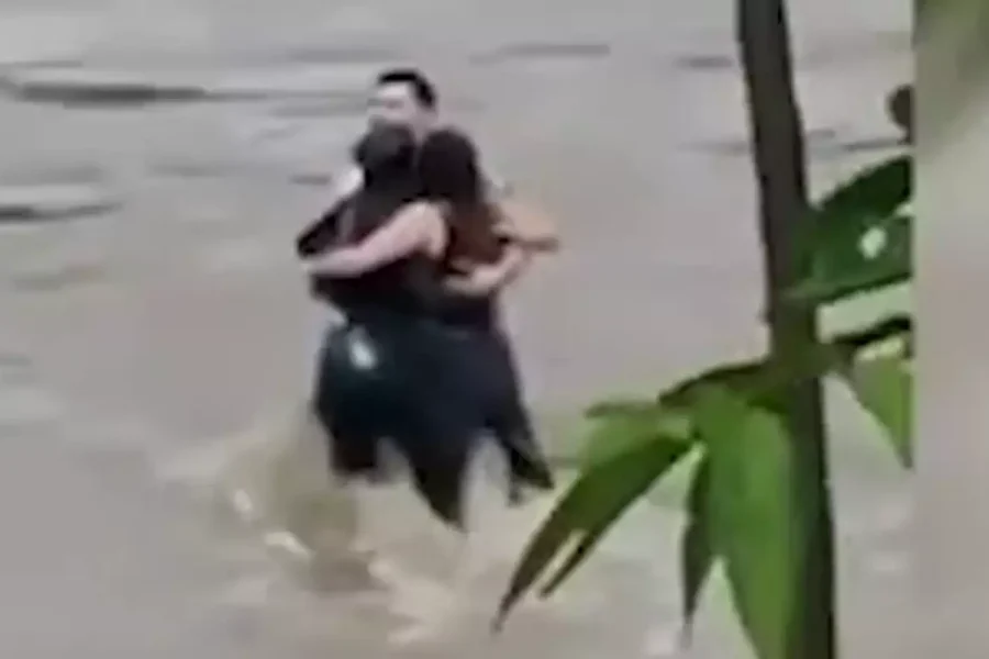 Συγκινητικό στιγμιότυπο στην Ιταλία: Τρεις φίλοι προσπαθούν να σωθούν από τα ορμητικά νερά με μια αγκαλιά