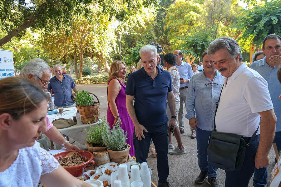 Μια μεγάλη «αγκαλιά» το πάρκο Γεωργιάδη για χιλιάδες ντόπιους και πρόσφυγες πολέμου