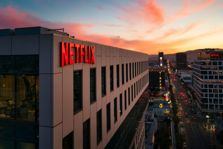 Bloomberg: Σκέψεις για εντελώς δωρεάν έκδοση του Netflix στην Ευρώπη με διαφημίσεις