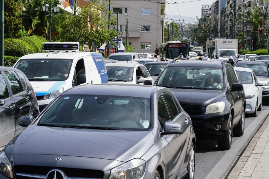 Πώς οδηγούμε εν μέσω καύσωνα – Χρηστικές συμβουλές από το υπουργείο Υποδομών και Μεταφορών