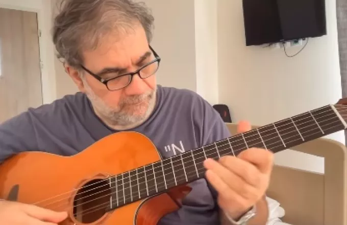 «Έτσι κι έτσι…»: Ο Δημήτρης Σταρόβας παίζει κιθάρα μετά το εγκεφαλικό επεισόδιο και συγκινεί