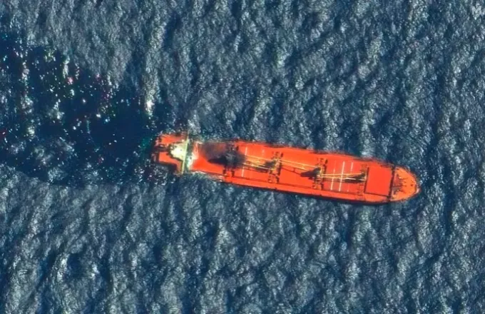 Εκκένωση φλεγόμενου πλοίου στα ανατολικά του Άντεν μετά από επίθεση των Χούθι