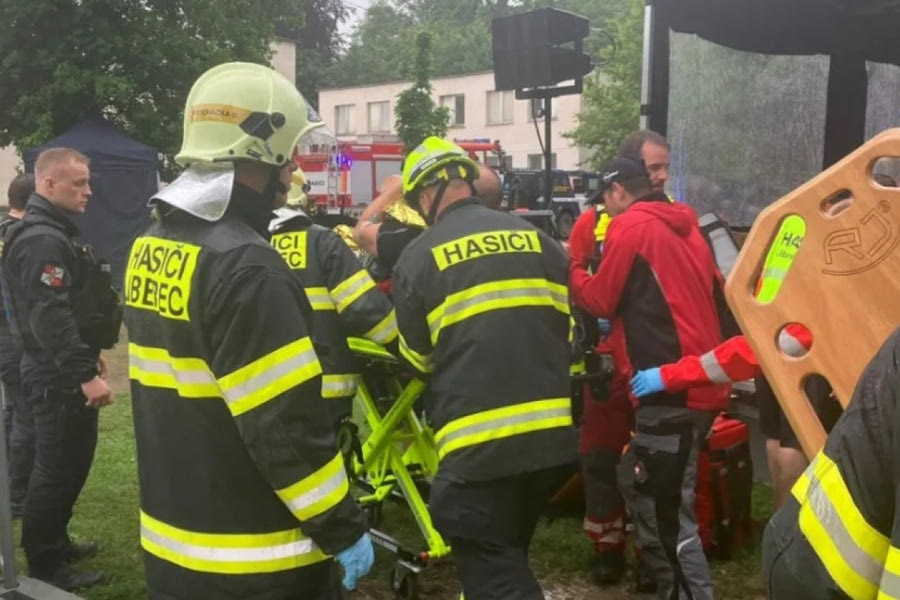 Τσεχία: Κεραυνός χτύπησε δέντρο σε πάρκο, τραυματίζοντας 18 ανθρώπους