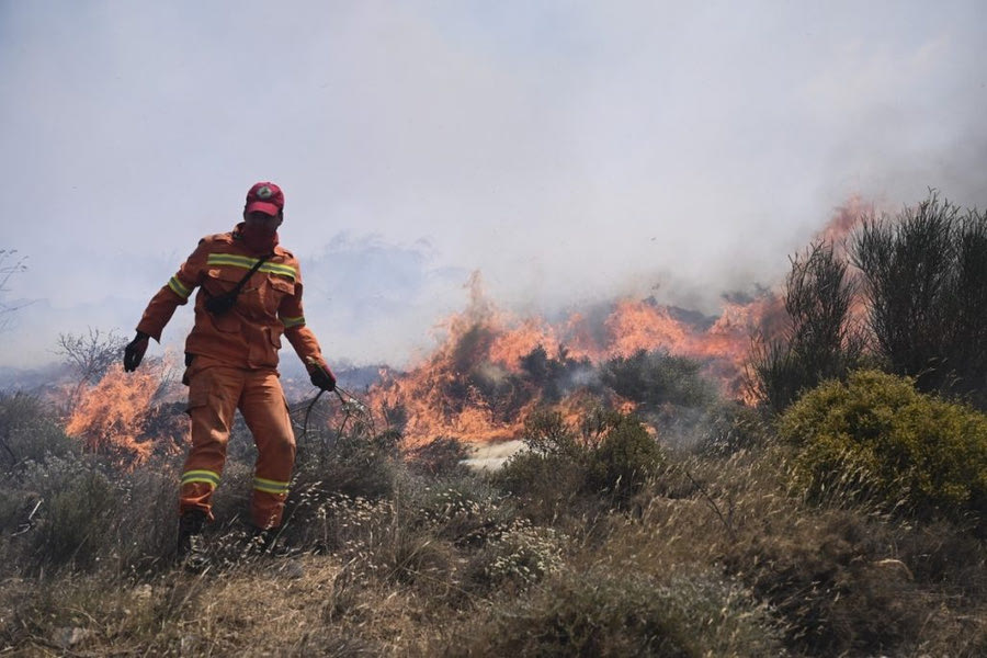 Μεγάλη φωτιά στην Εύβοια – Και εναέρια μέσα στη «μάχη» της κατάσβεσης