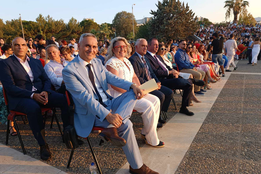 Μικροί – μεγάλοι χειροκρότησαν τους νέους διδάκτορες, απόφοιτους της Ιατρικής Σχολής Ηρακλείου