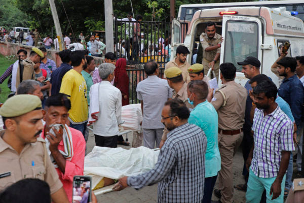 Νέο Δελχί: Τουλάχιστον 121 νεκροί μετά από θρησκευτική τελετή – Τα περισσότερα θύματα είναι γυναίκες