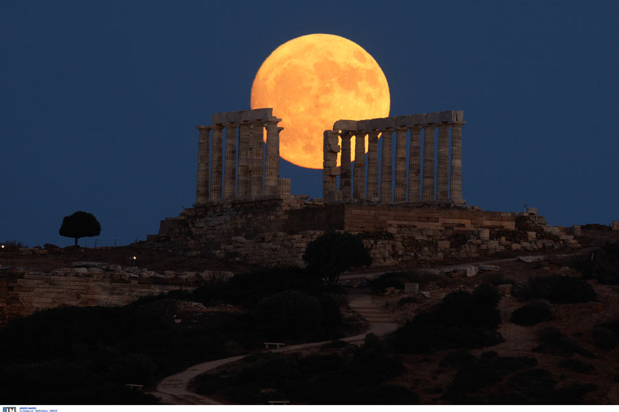 «Φεγγάρι του Ελαφιού»: Μαγικές εικόνες από την πανσέληνο που κοσμεί τον νυχτερινό ουρανό