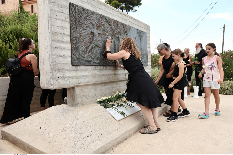 Φωτιά στο Μάτι: Συγκίνηση στο τρισάγιο στο Μνημείο των Θυμάτων στο Νέο Βουτζά