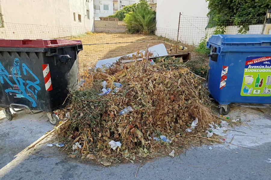 Καθάρισαν τα οικόπεδα, γέμισαν ξηρά χόρτα και σκουπίδια οι δρόμοι!