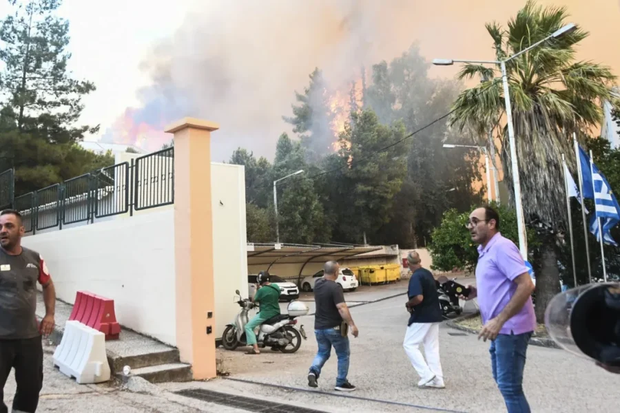 Φωτιά στο Καραμανδάνειο: Προσήχθη γυναίκα που απειλούσε ότι θα κάψει το νοσοκομείο