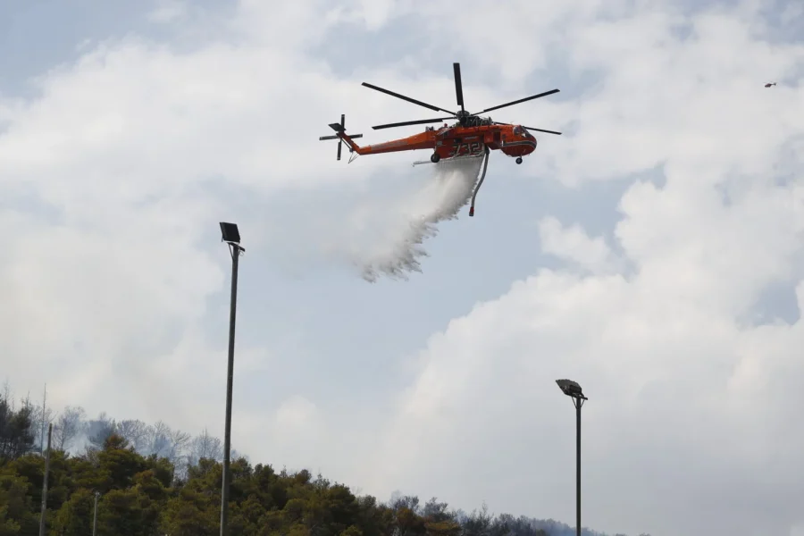 Πυρκαγιά σε χαμηλή βλάστηση στη Μαγούλα Ελευσίνας