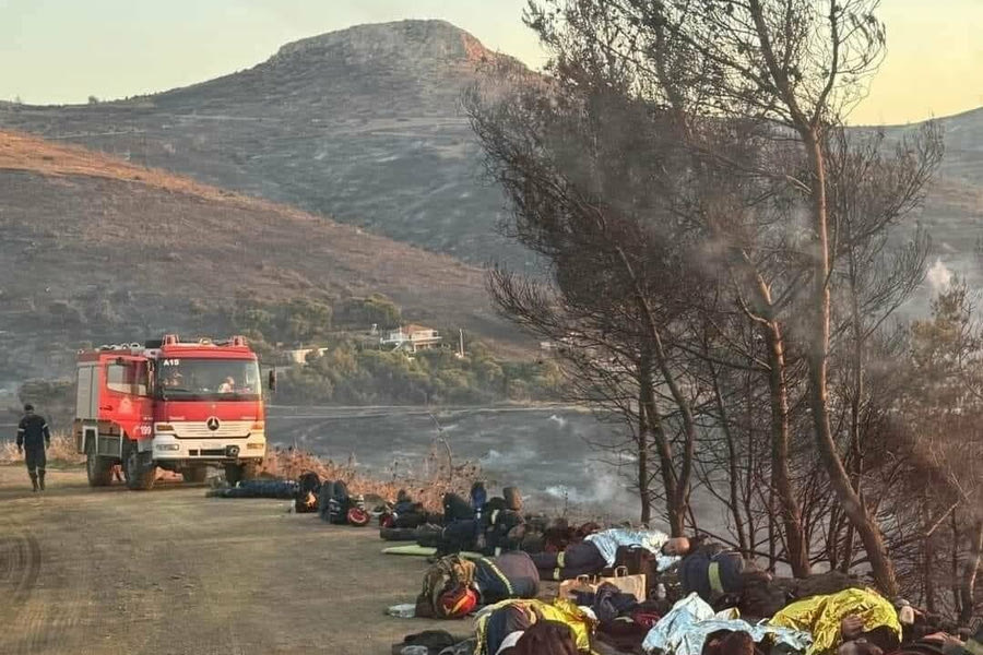 Κερατέα: Εξαντλημένοι πυροσβέστες ξαπλώνουν στο χώμα για να ξεκουραστούν