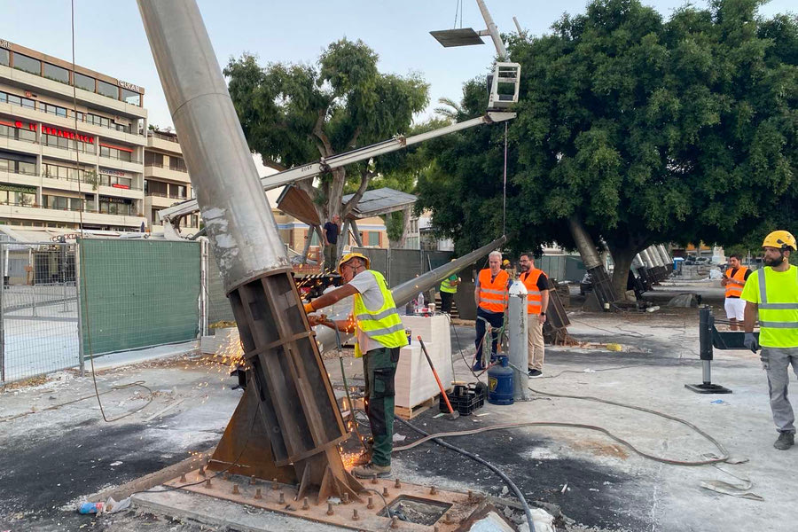 Κι όμως συμβαίνει: Ξηλώνονται οι πυλώνες φωτισμού από την πλατεία Ελευθερίας!