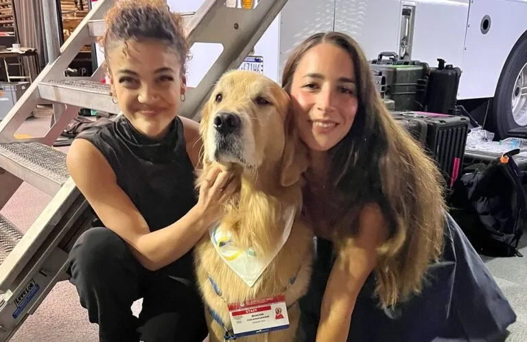 Ένας σκύλος-θεραπευτής βοηθάει τους αθλητές της ενόργανης γυμναστικής των ΗΠΑ να αποβάλουν το στρες