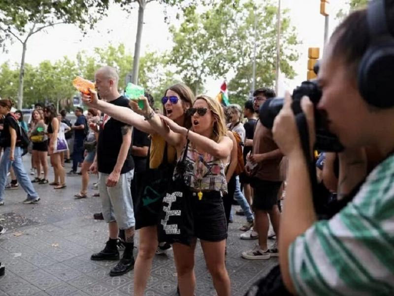 Ισπανία: Ο υπουργός Τουρισμού επιτίθεται σε διαδηλωτές που ψεκάζουν τουρίστες με νεροπίστολα