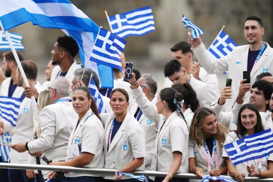 Αντιδρούν οι Έλληνες σχεδιαστές για τις στολές των αθλητών στο Παρίσι: «Να έχεις τον Αντετοκούνμπο και να τον ντύνεις έτσι;»