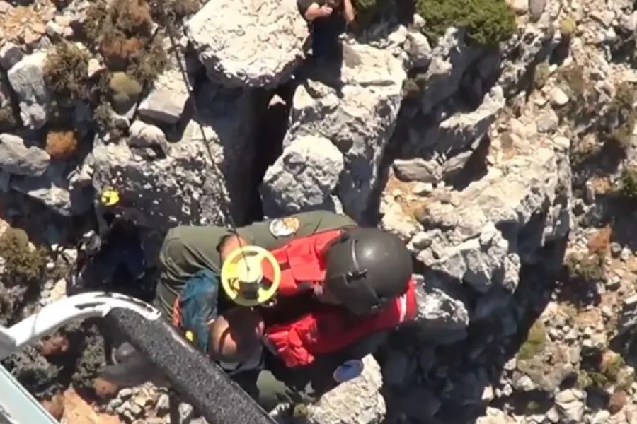 H στιγμή της διάσωσης Γερμανού τουρίστα στο φαράγγι της Σαμαριάς από το Super Puma – Δείτε βίντεο