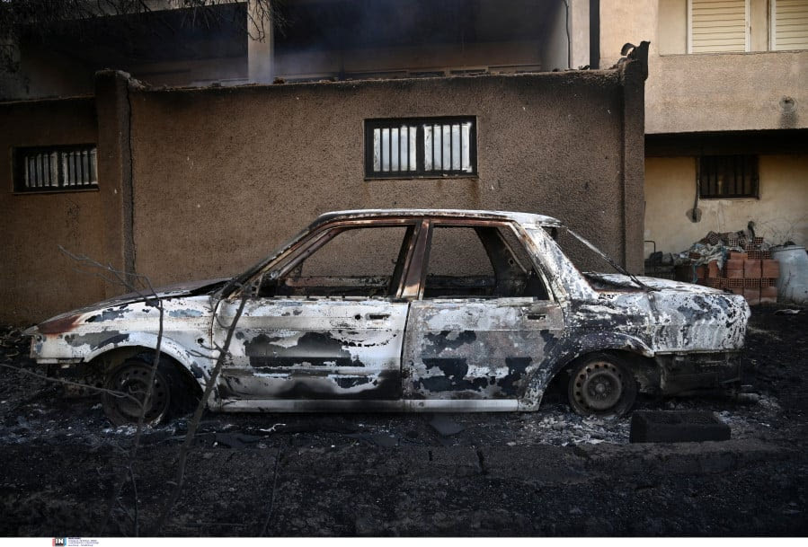 Φωτιές: Εικόνες καταστροφής σε Σταμάτα και Κερατέα – Καμένα σπίτια και αυτοκίνητα