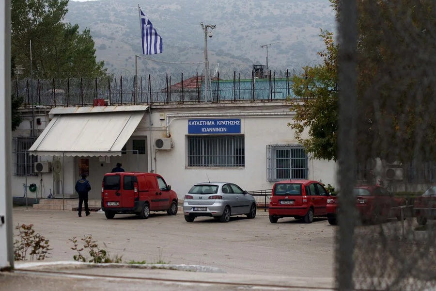 Νέα έφοδος στις φυλακές Ιωαννίνων – Βρήκαν μαχαίρια, γκλοπ και κουτάκια μπίρας