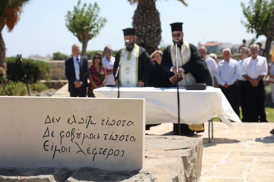 Τρισάγιο στον τάφο του Ν. Καζαντζάκη