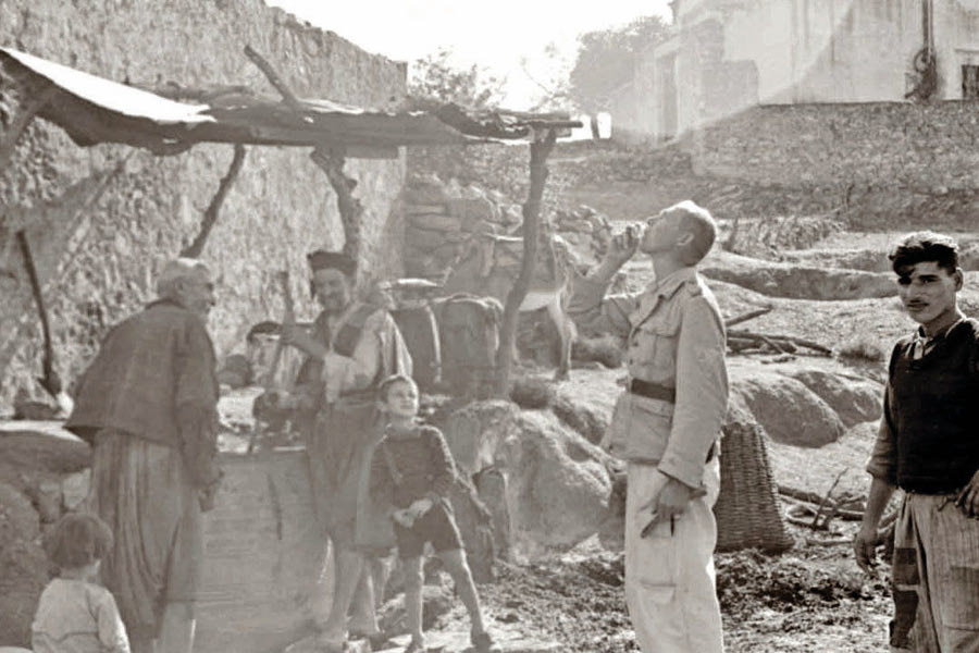 Πίνοντας ρακές στην Κρήτη, το 1942