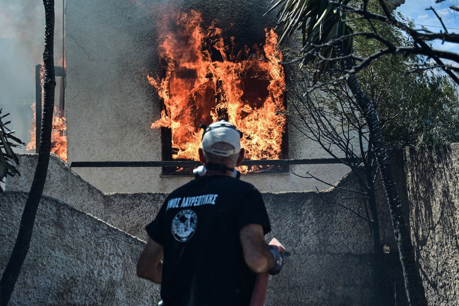 Εθελοντής πυροσβέστης στην Κερατέα: Έσωζε σπίτια ενώ το δικό του καιγόταν