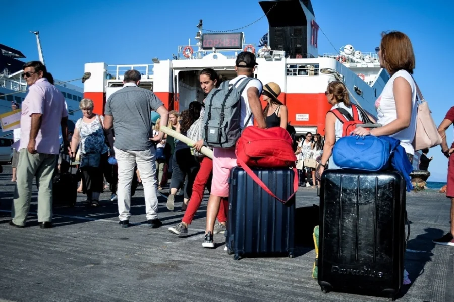 Αναχωρούν και οι τελευταίοι αδειούχοι του Ιουλίου – Αυξημένη η επιβατική κίνηση στο λιμάνι του Πειραιά