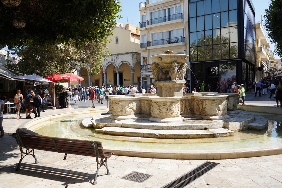 Υπέβαλε μήνυση ο γιατρός, καταγγέλλει ότι χτυπήθηκε στο κέντρο της πόλης