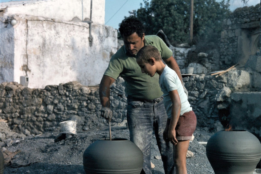 Στην Κρήτη, στο χωριό Μαργαρίτες, το χωριό των αγγειοπλαστών, το 1979