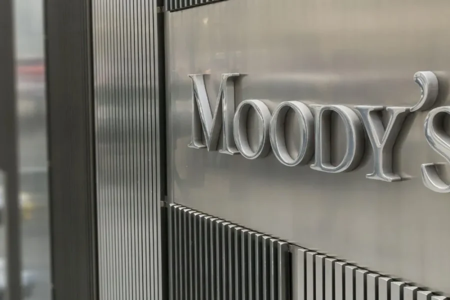 Moody’s: Παράθυρο για αναβάθμιση της ελληνικής οικονομίας στην επενδυτική βαθμίδα