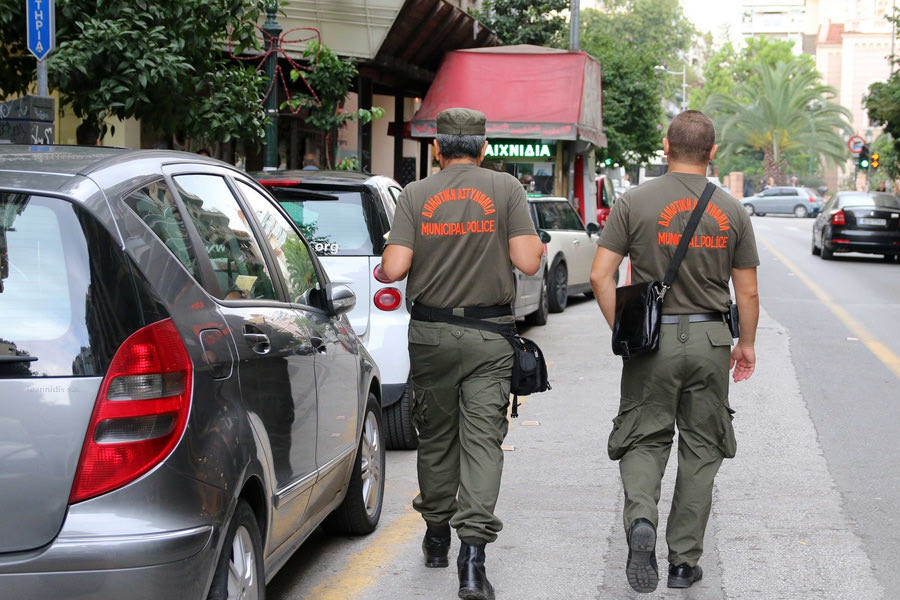 Συνελήφθησαν 14 δημοτικοί αστυνομικοί και υπάλληλοι για εκβίαση καταστηματαρχών