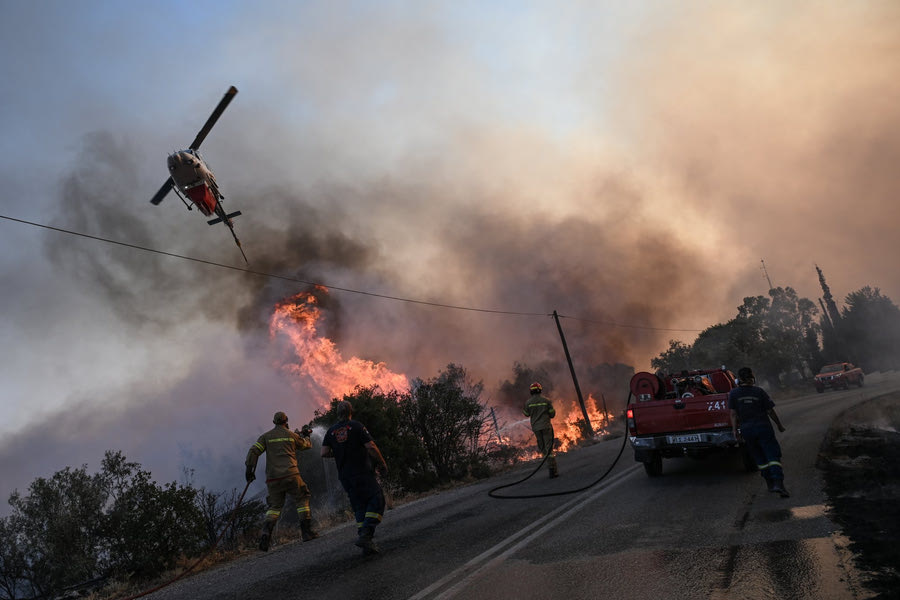 Φωτιά κοντά σε σπίτια στην Κορινθία – Επιχειρούν 11 αεροσκάφη, 5 ελικόπτερα, 97 πυροσβέστες