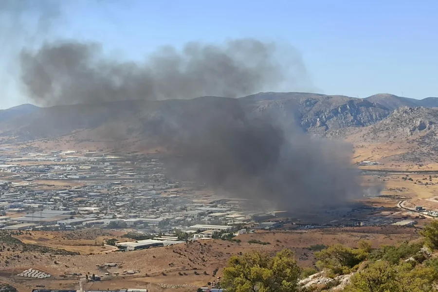 Φωτιά στον Ασπρόπυργο – Μήνυμα από το 112, «κλείστε πόρτες και παράθυρα»