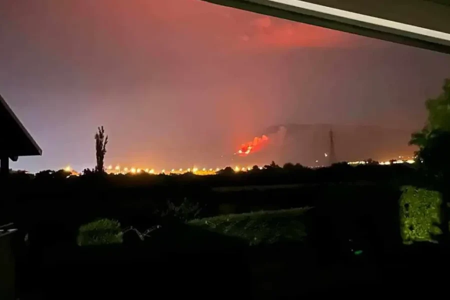 Φωτιά στο όρος Πάικο στην Πέλλα, πιθανόν από κεραυνό